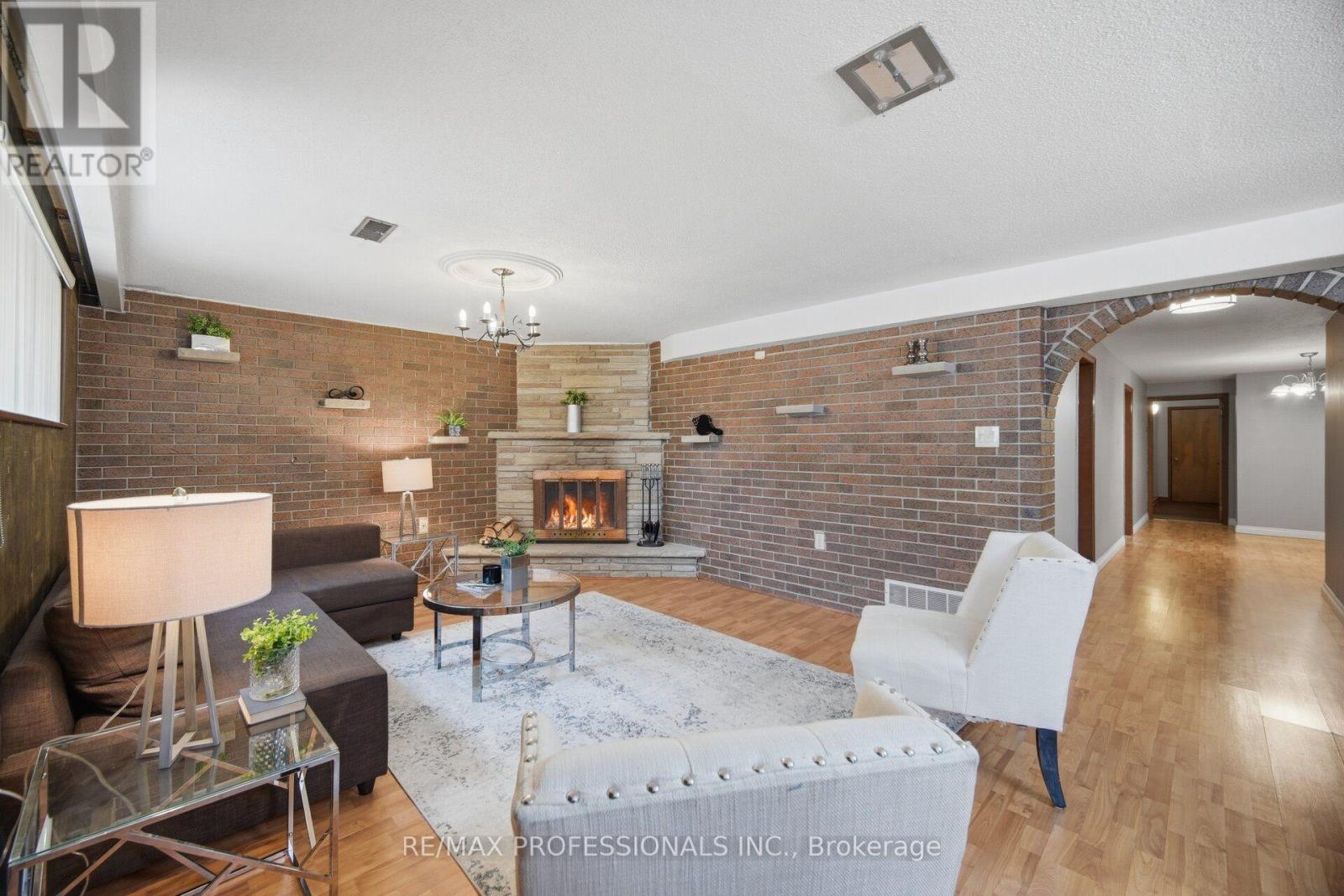 171 REGINA AVENUE - 37