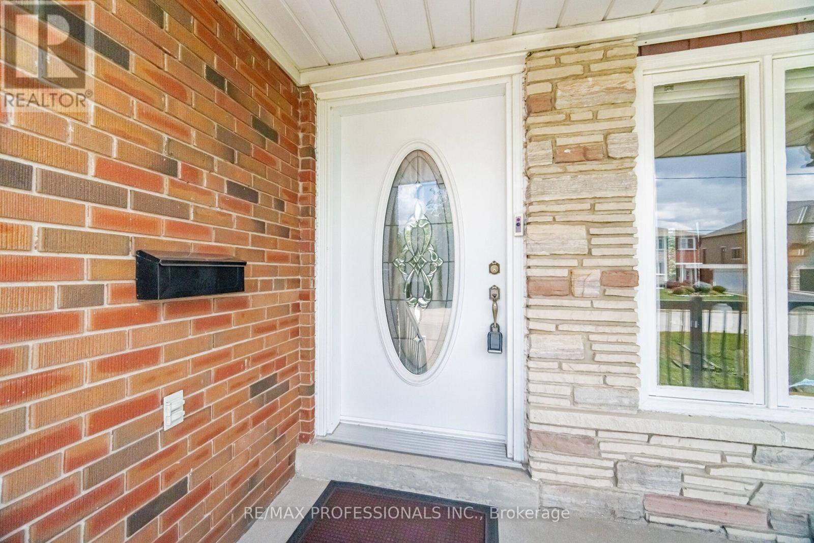 171 REGINA AVENUE - 4