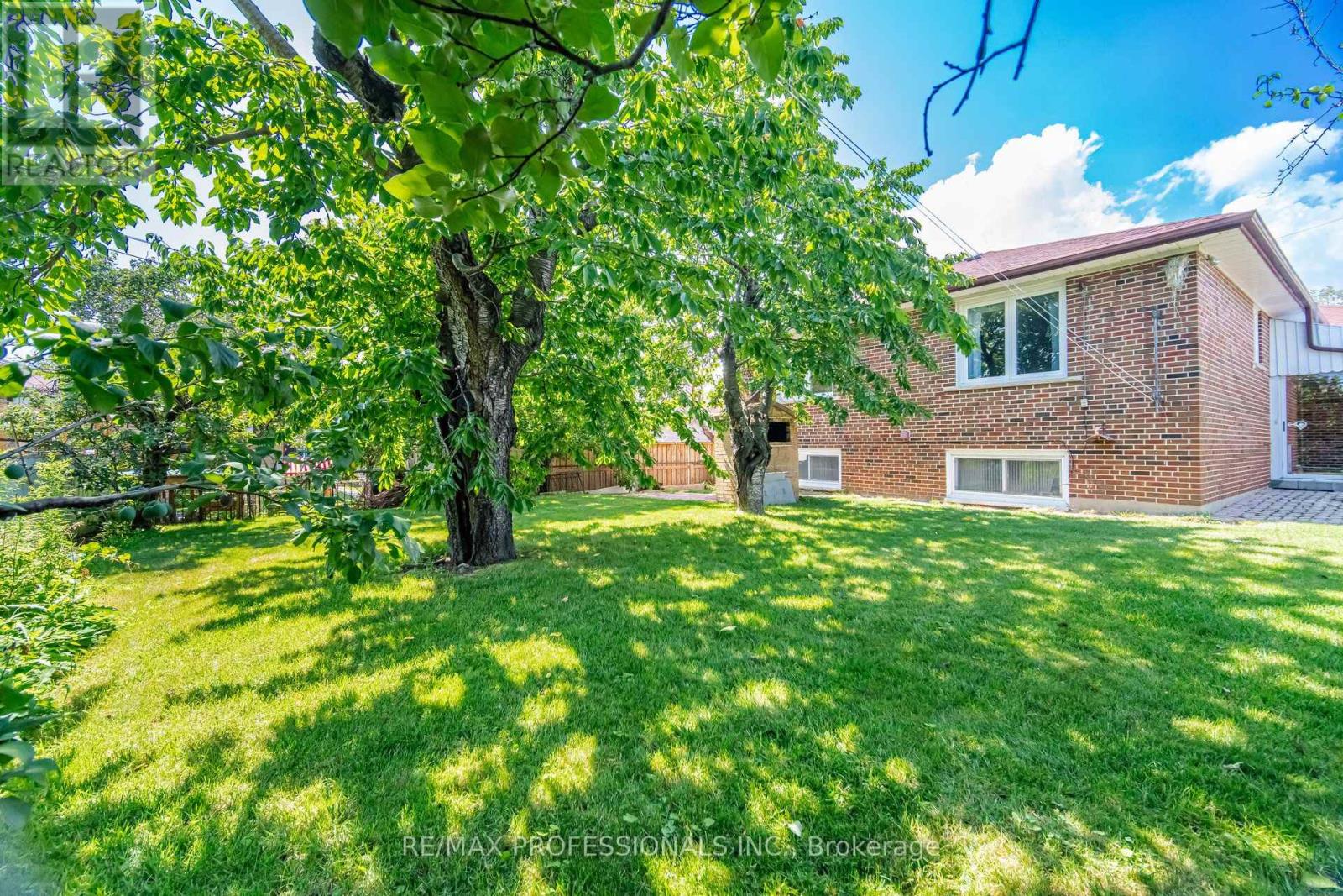 171 REGINA AVENUE - 44
