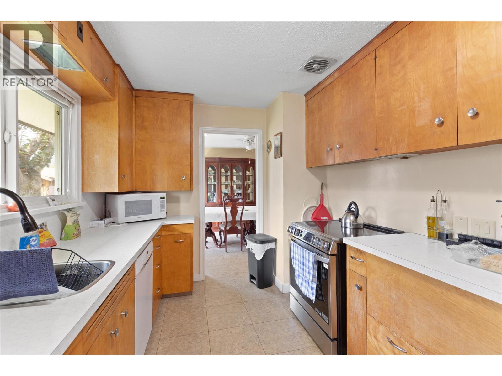 1230 Shuswap Avenue - 8
