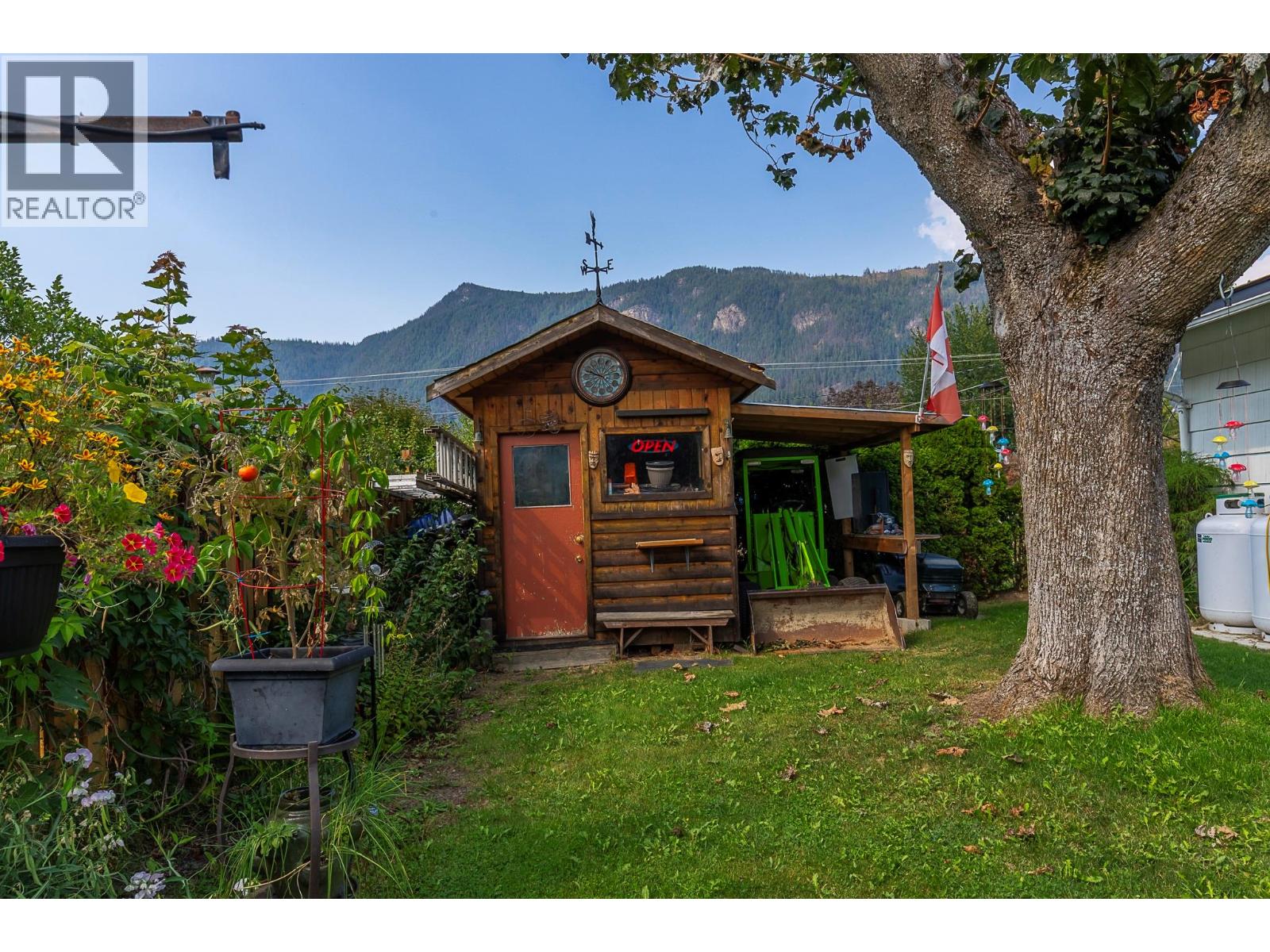 1230 Shuswap Avenue - 32