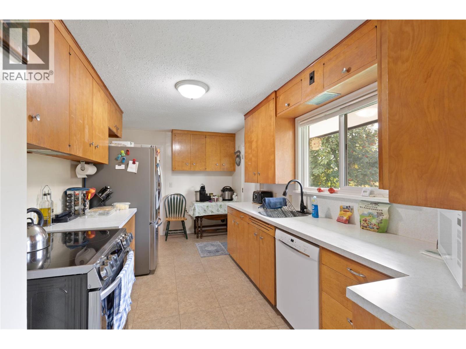 1230 Shuswap Avenue - 6