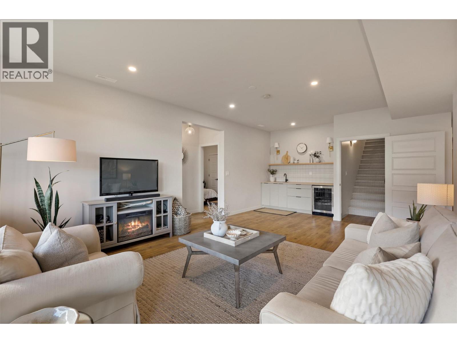 #2 260 RUE CHEVAL NOIR Estates - 21