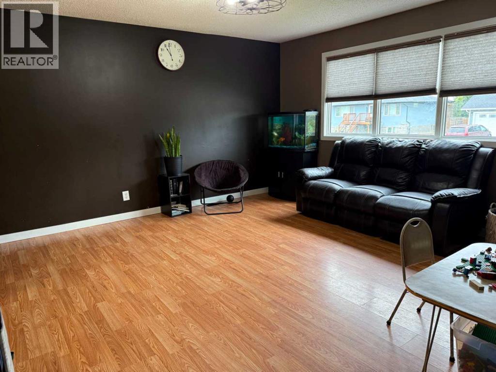 302 5 Avenue W - 9