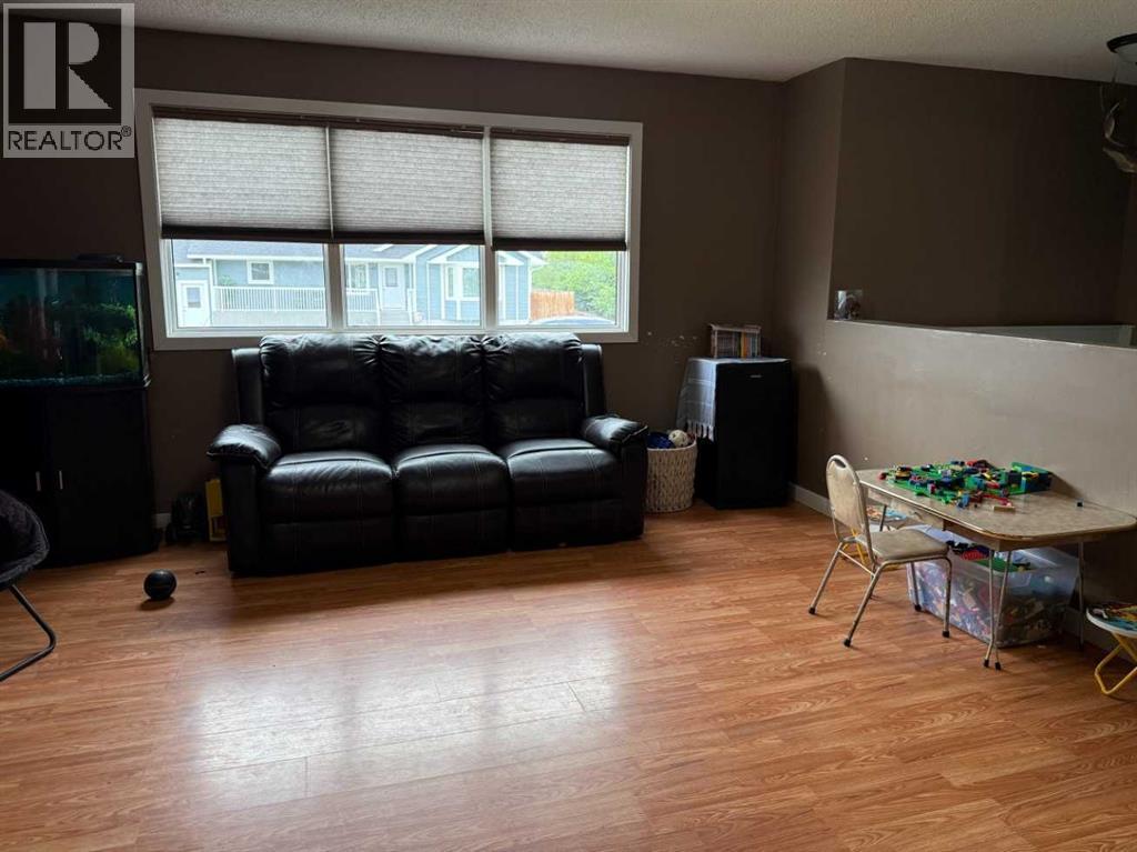 302 5 Avenue W - 8