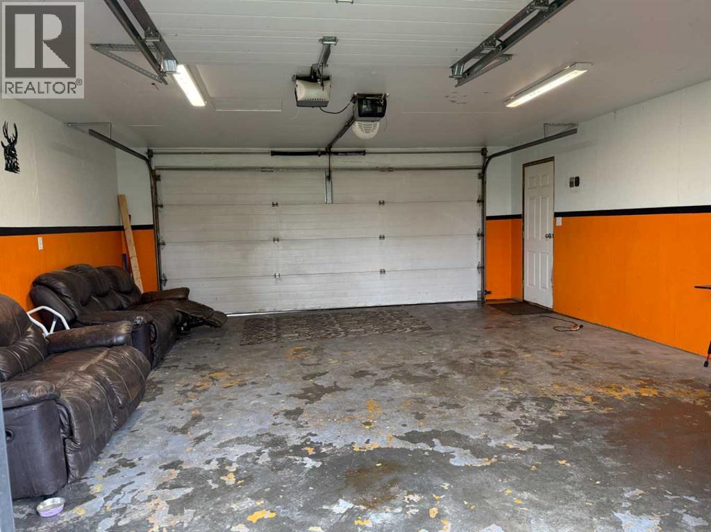 302 5 Avenue W - 33