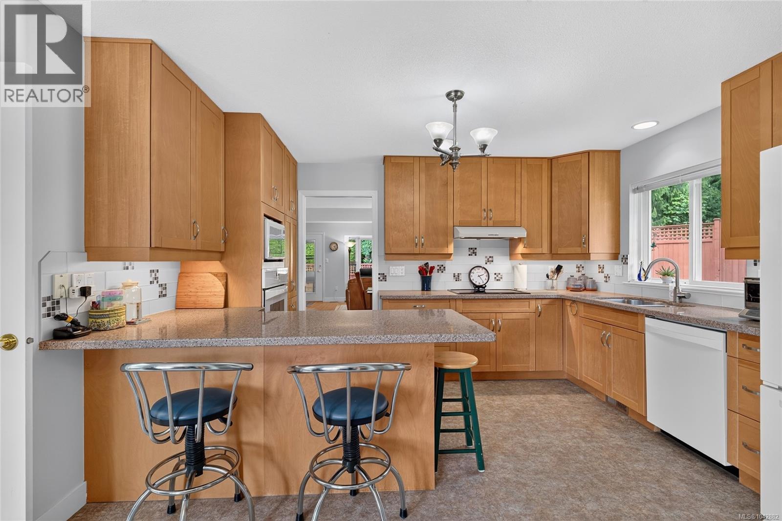 #6 850 Arbutus St - 16