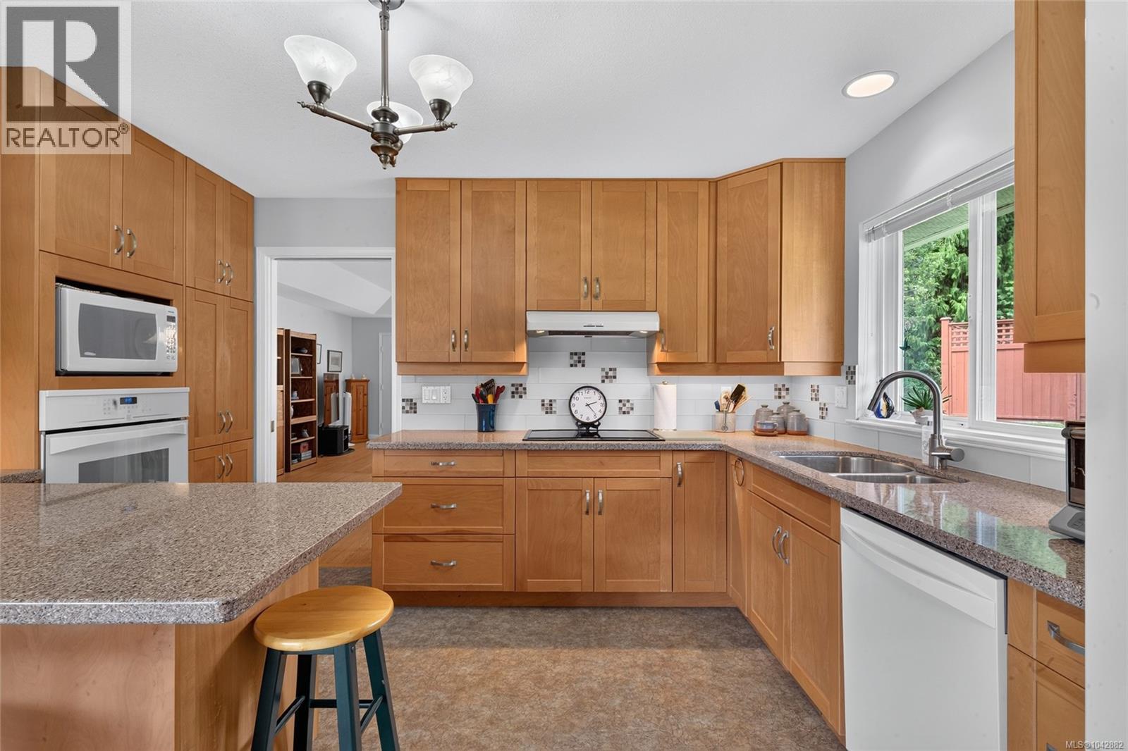 #6 850 Arbutus St - 17