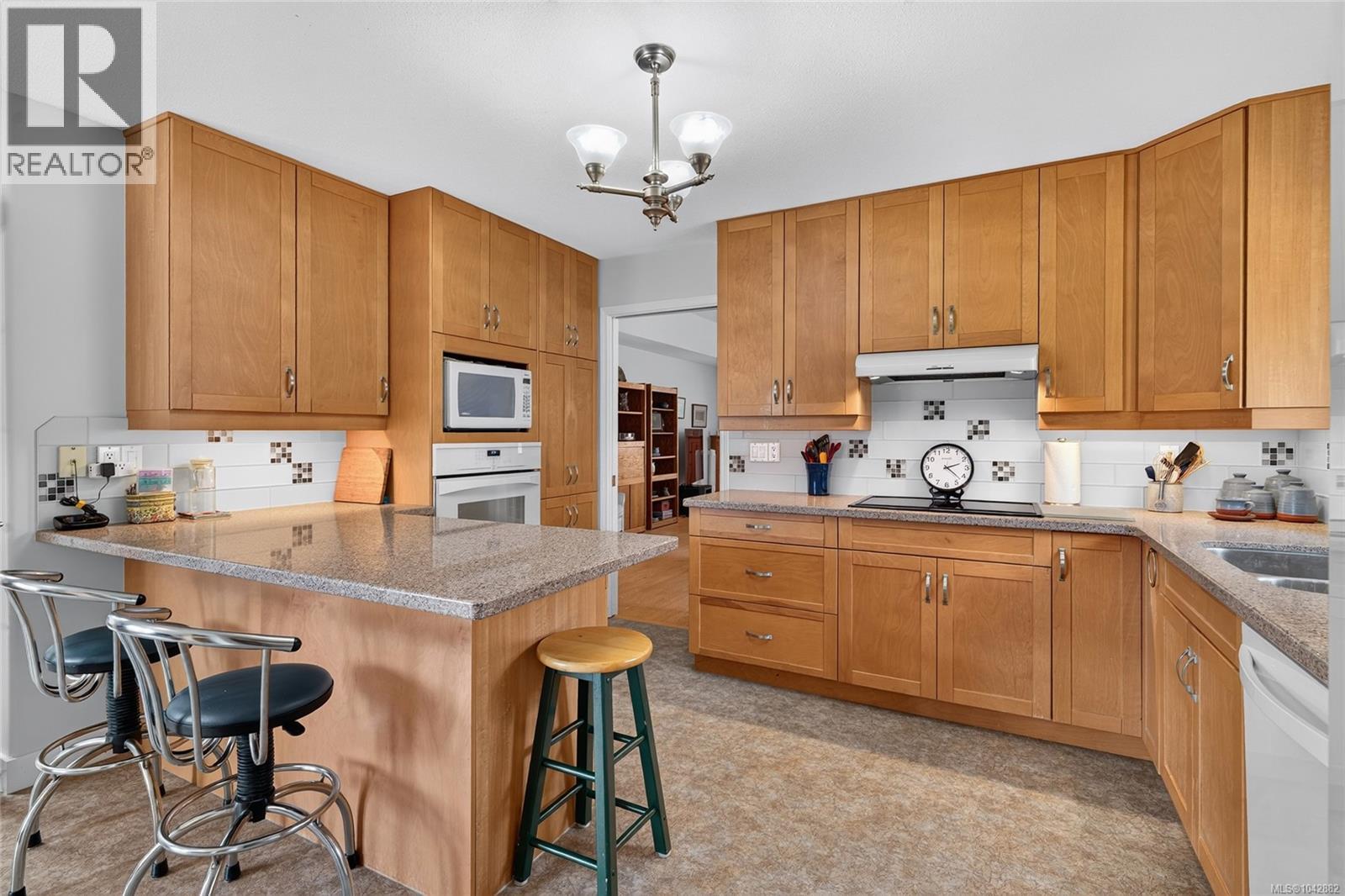 #6 850 Arbutus St - 2