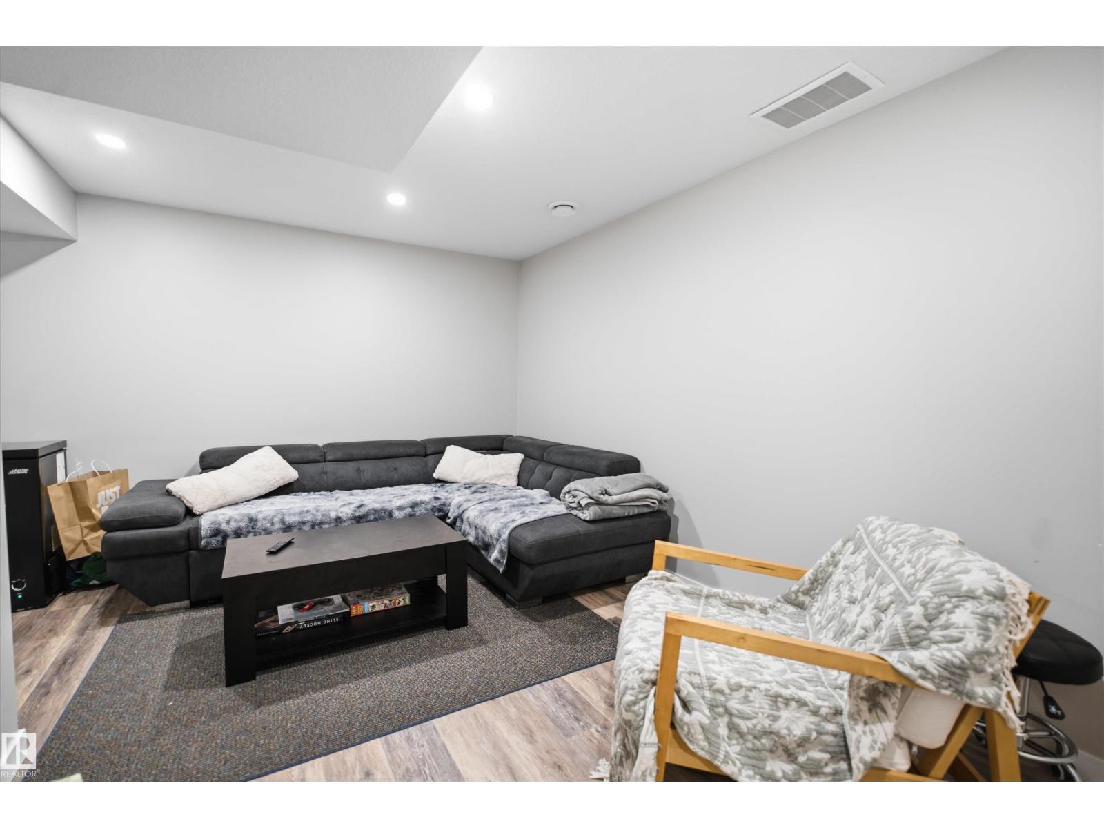 #71 10909 106 ST NW - 26