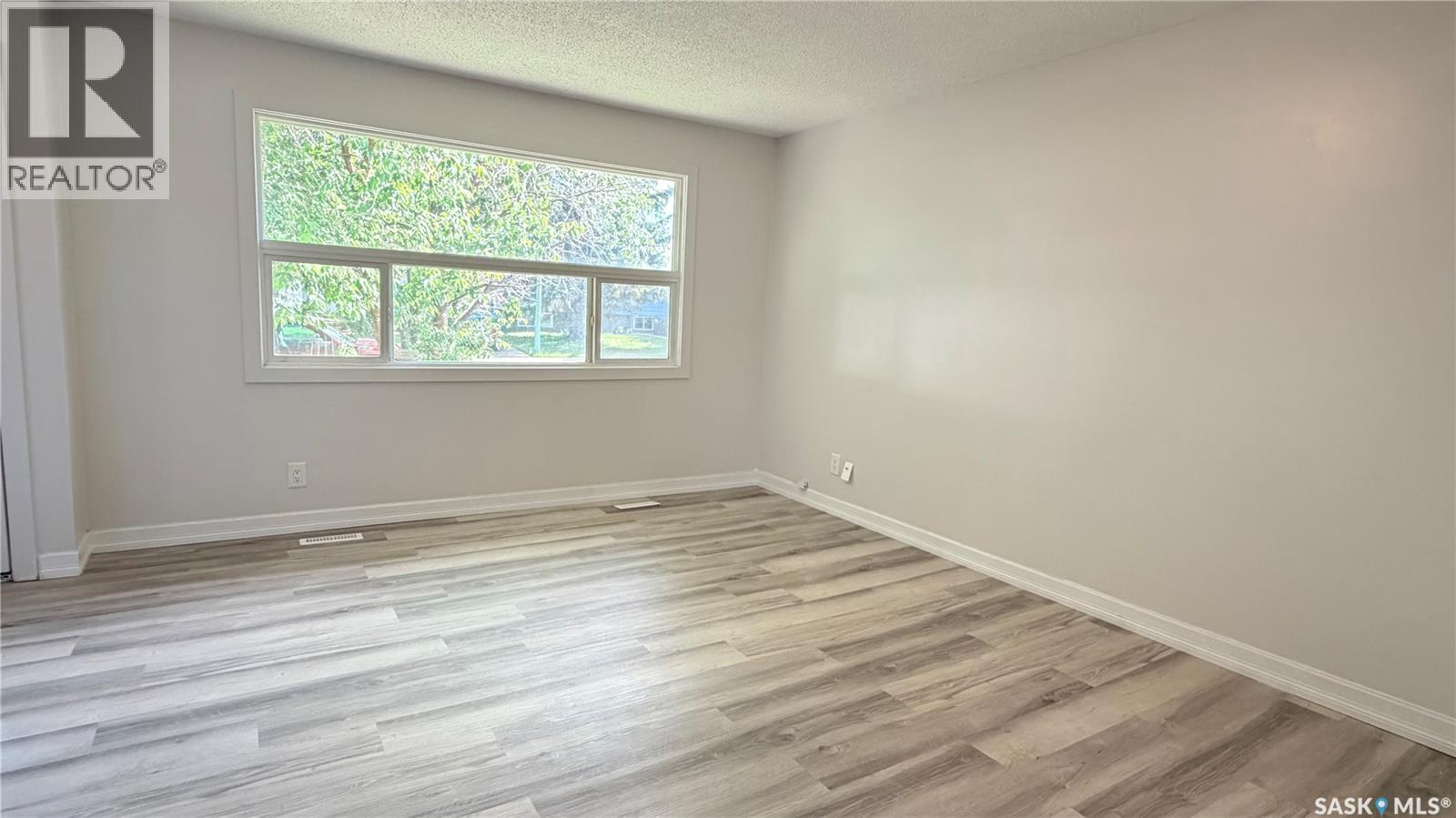 649 Douglas CRESCENT - 3