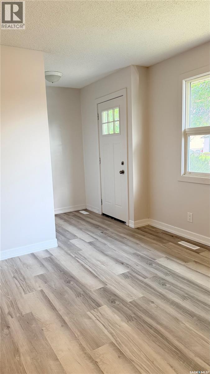 649 Douglas CRESCENT - 2