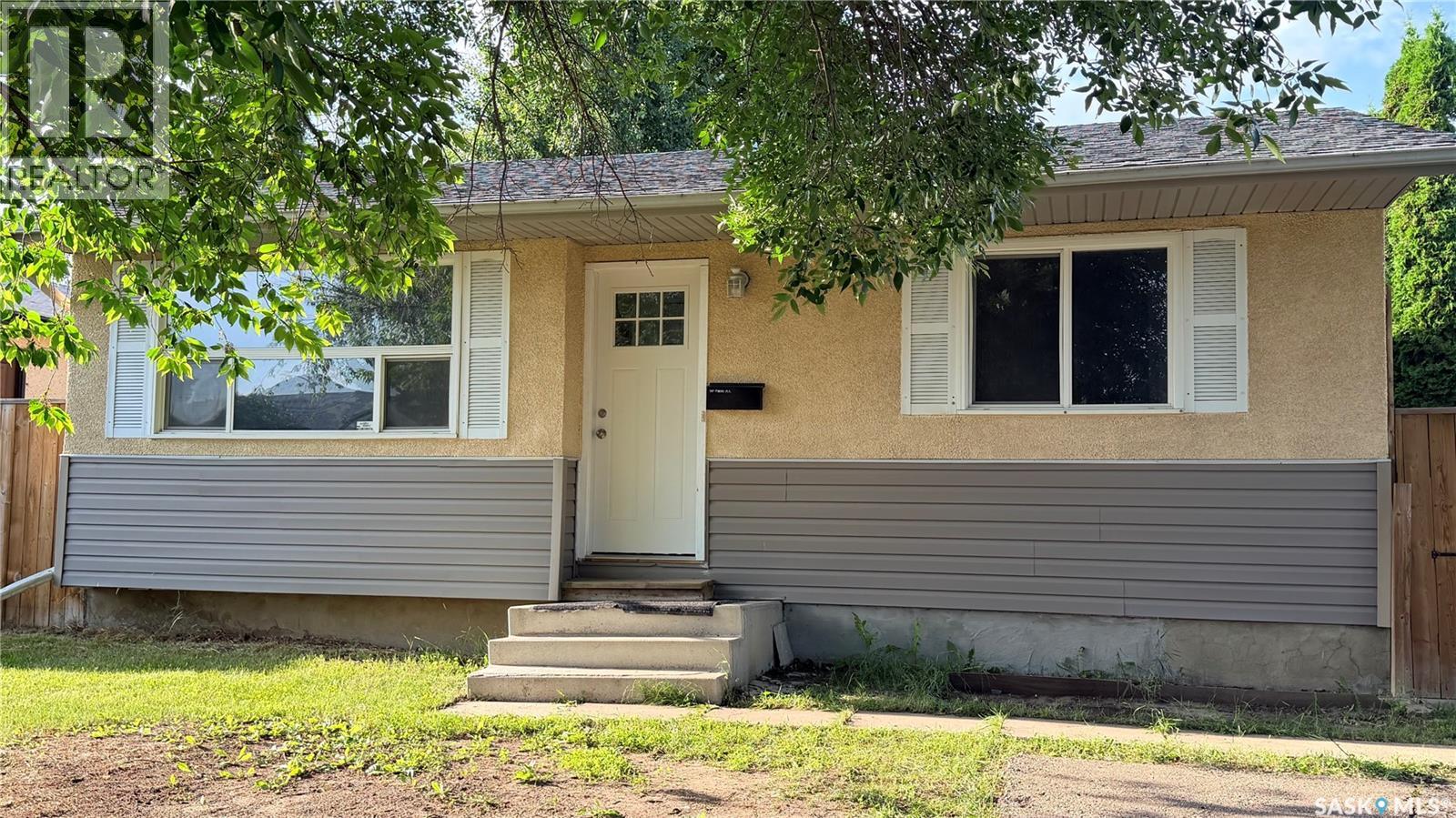 649 Douglas CRESCENT - 1