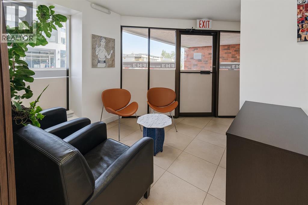 Welcome Sitting Area at front door from street access