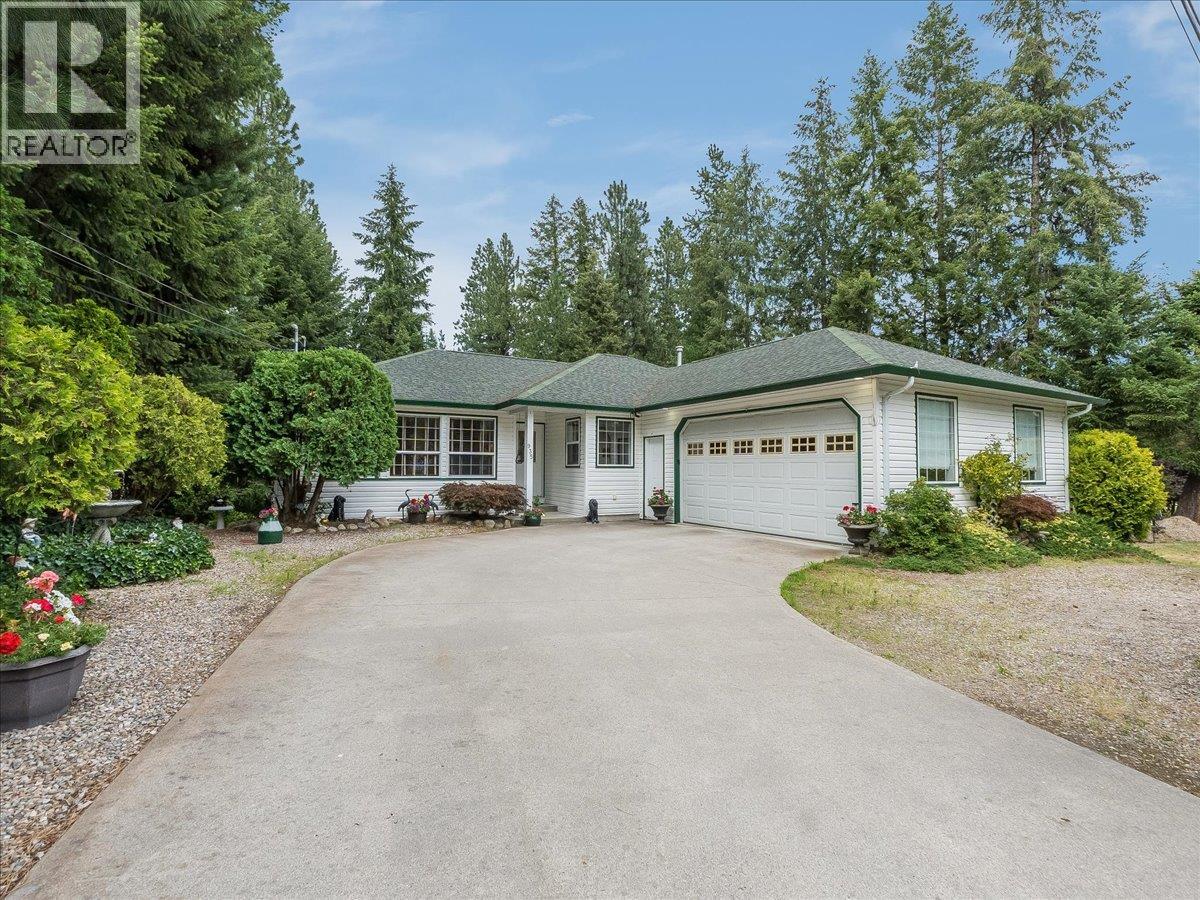 935 Pine Crescent - 1