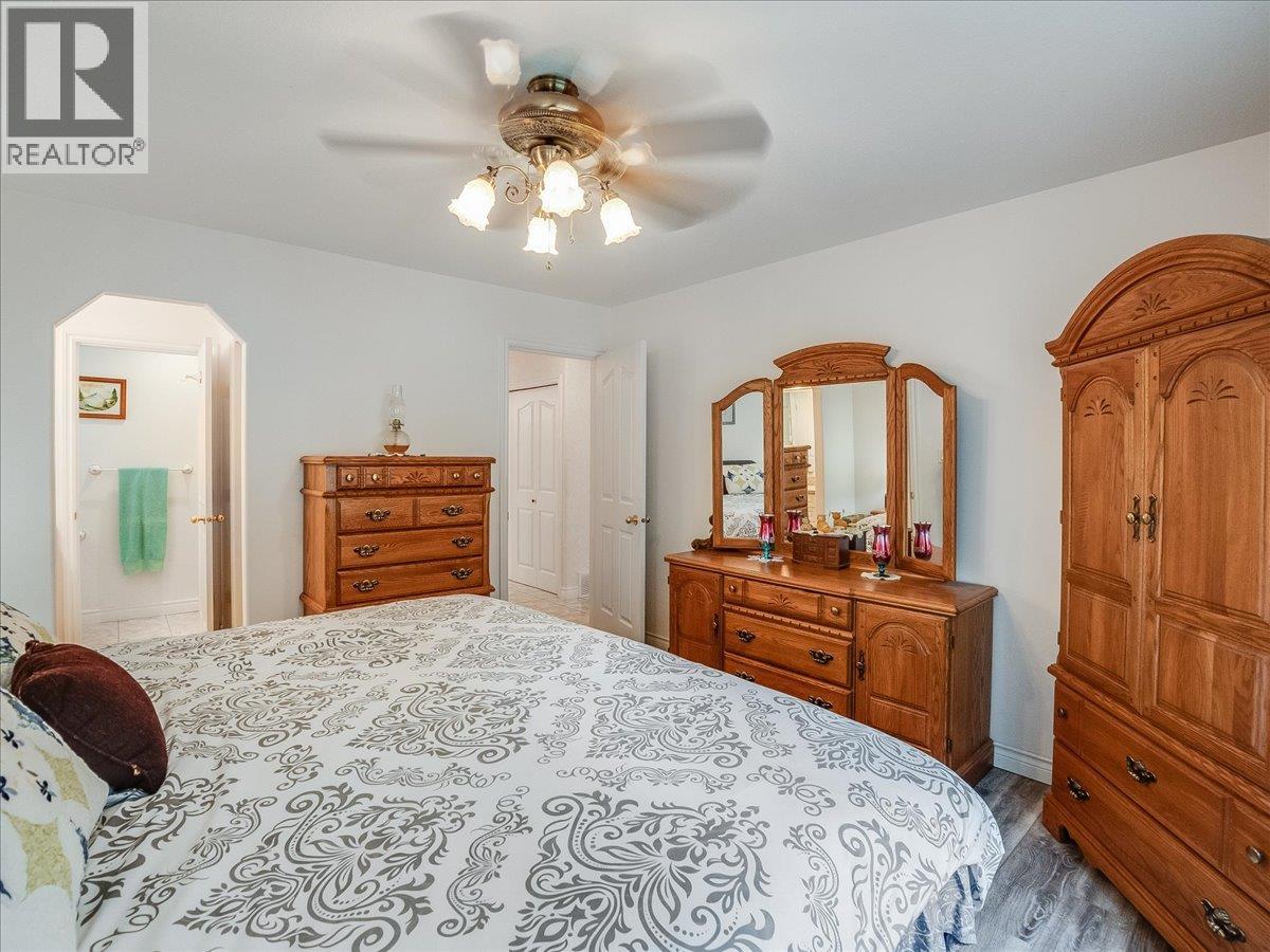935 Pine Crescent - 19