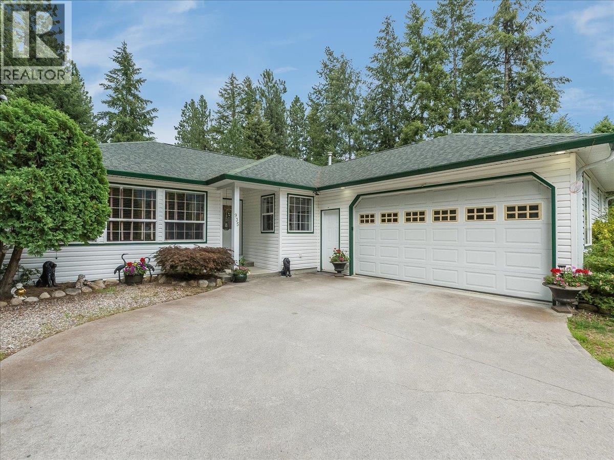 935 Pine Crescent - photo 2