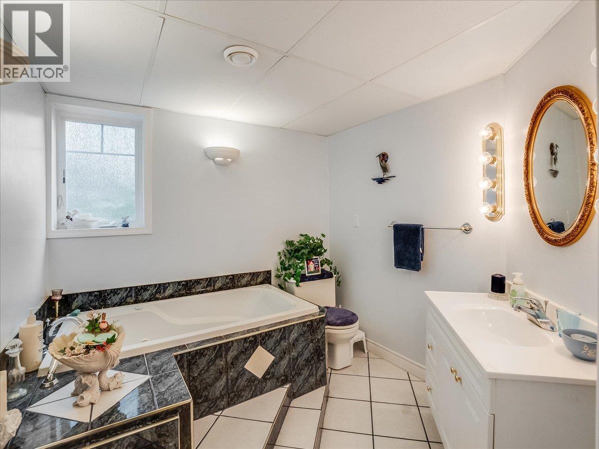 935 Pine Crescent - Image 33