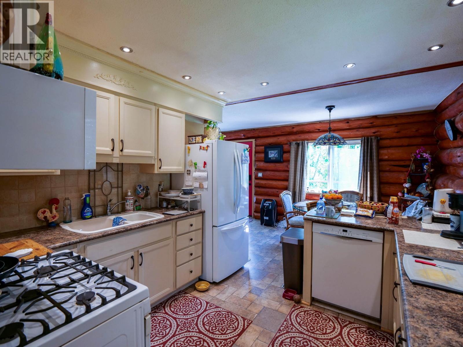 1929 BEACH CRESCENT - 5