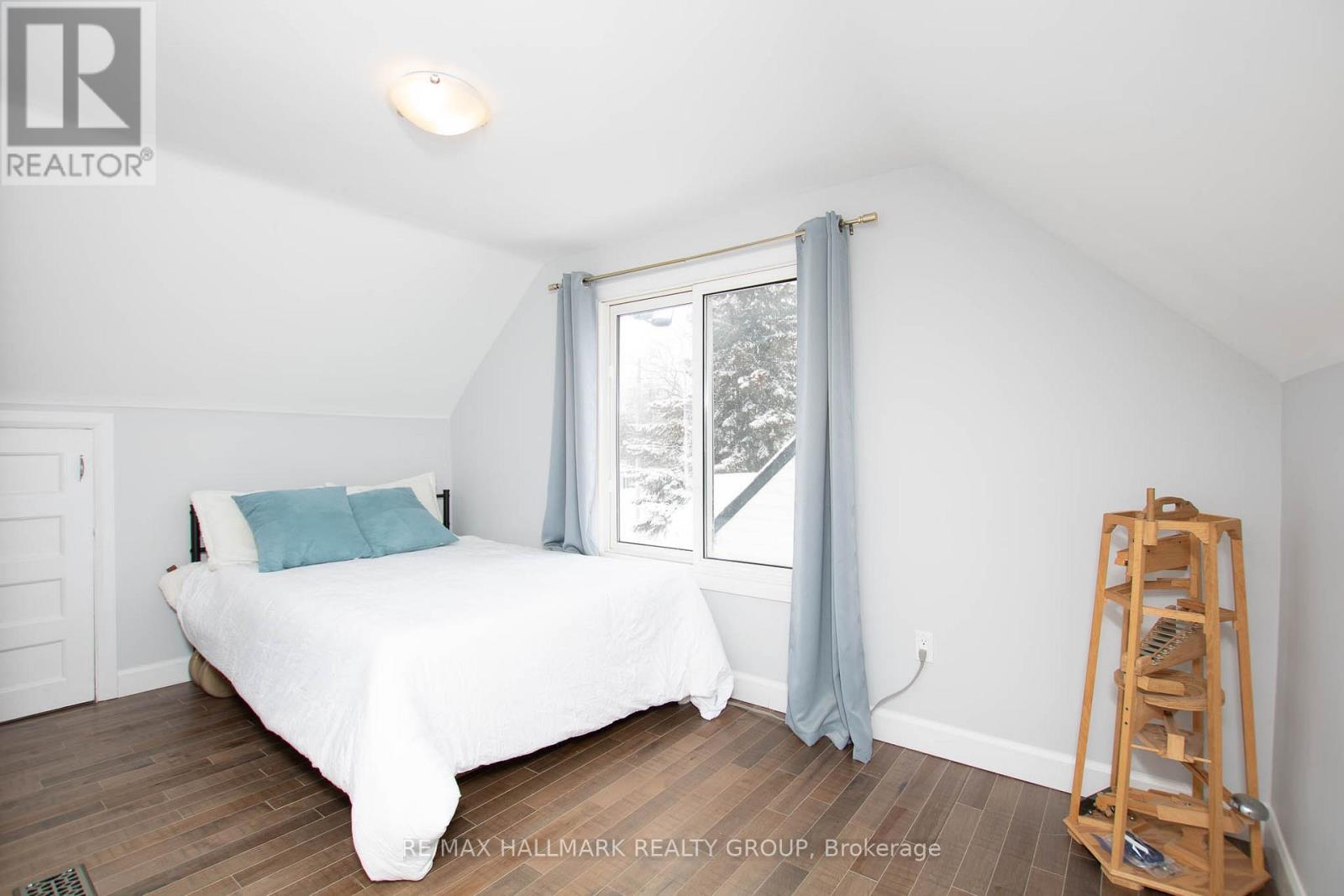 929 MERIVALE ROAD - 20