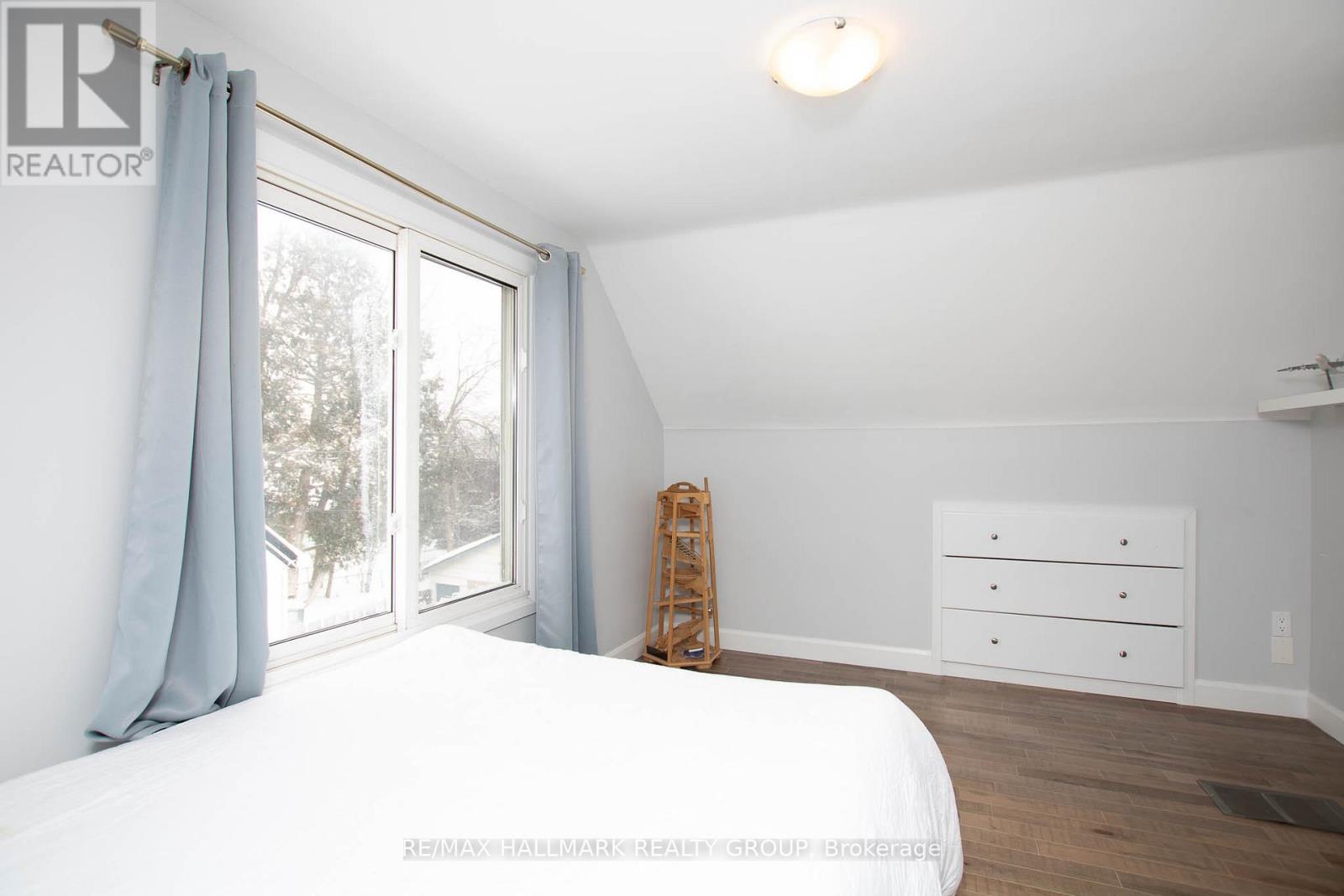 929 MERIVALE ROAD - 22