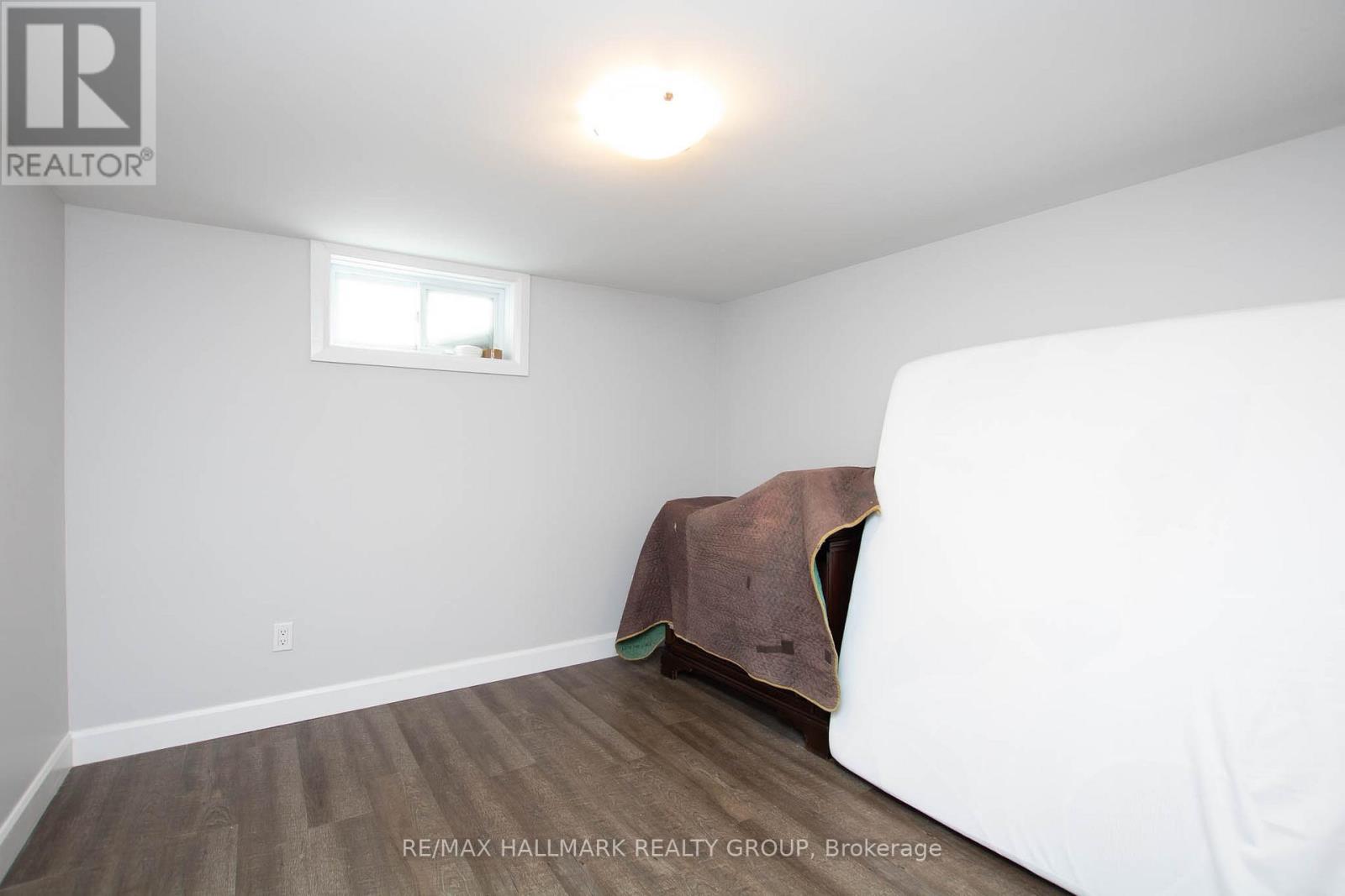 929 MERIVALE ROAD - 25