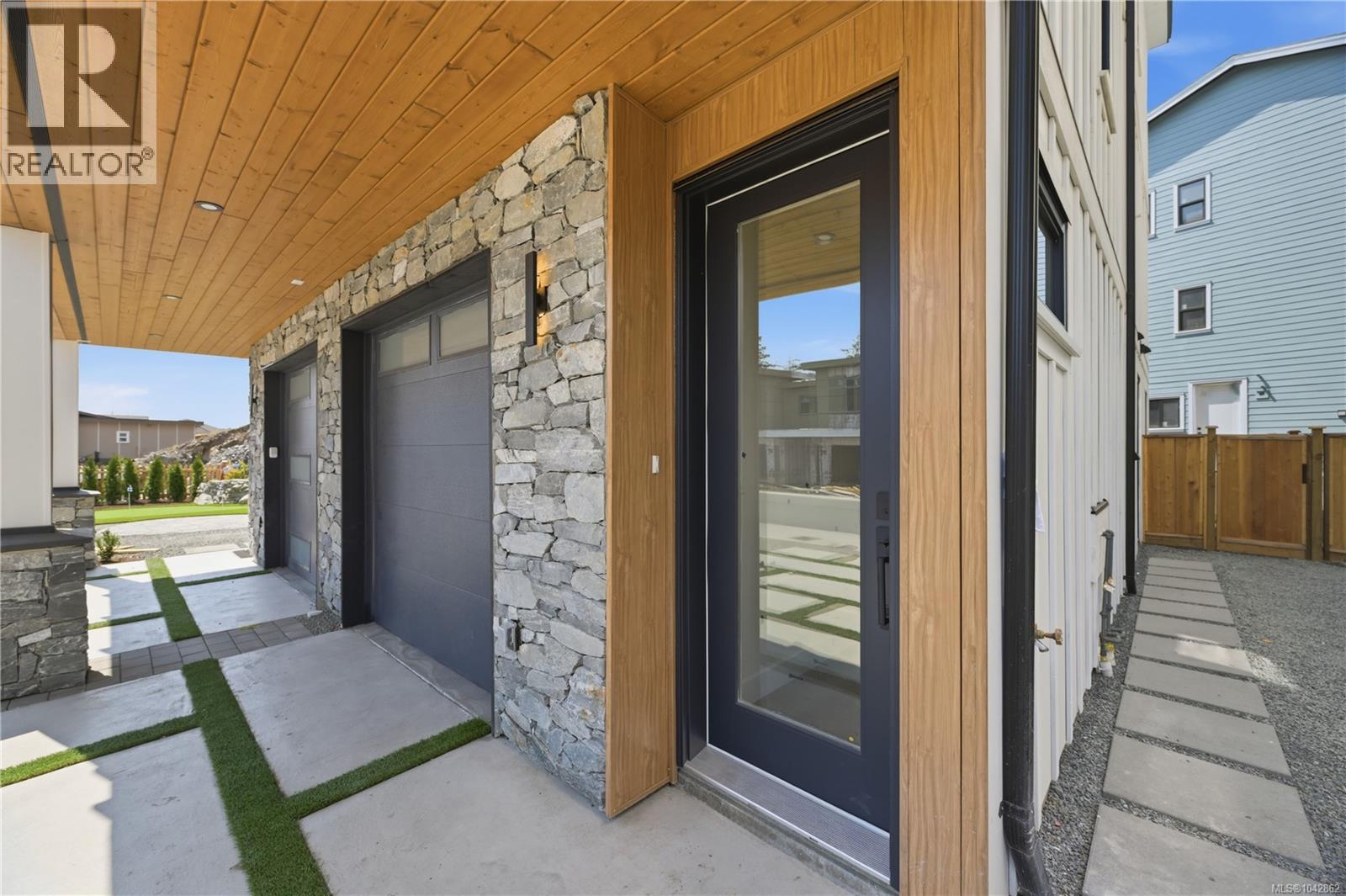 2124 Kingbird Dr - 4
