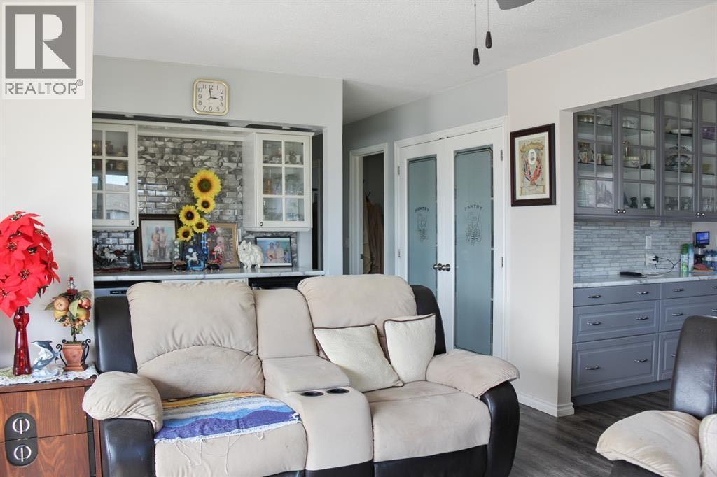4801 48 Avenue - 6