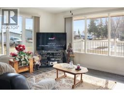 Living room - 4801 48 Avenue, Forestburg, AB T0B1N0 Photo 8