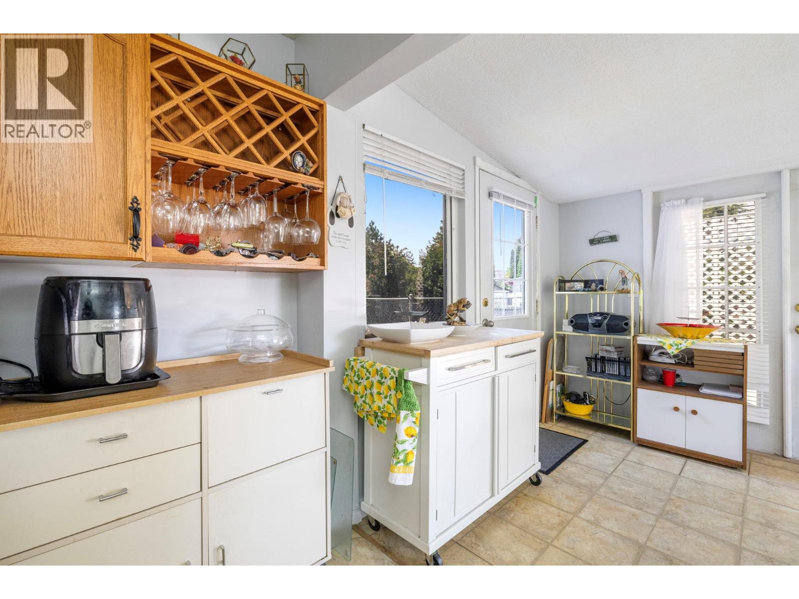 660 Sparrow Road - 17