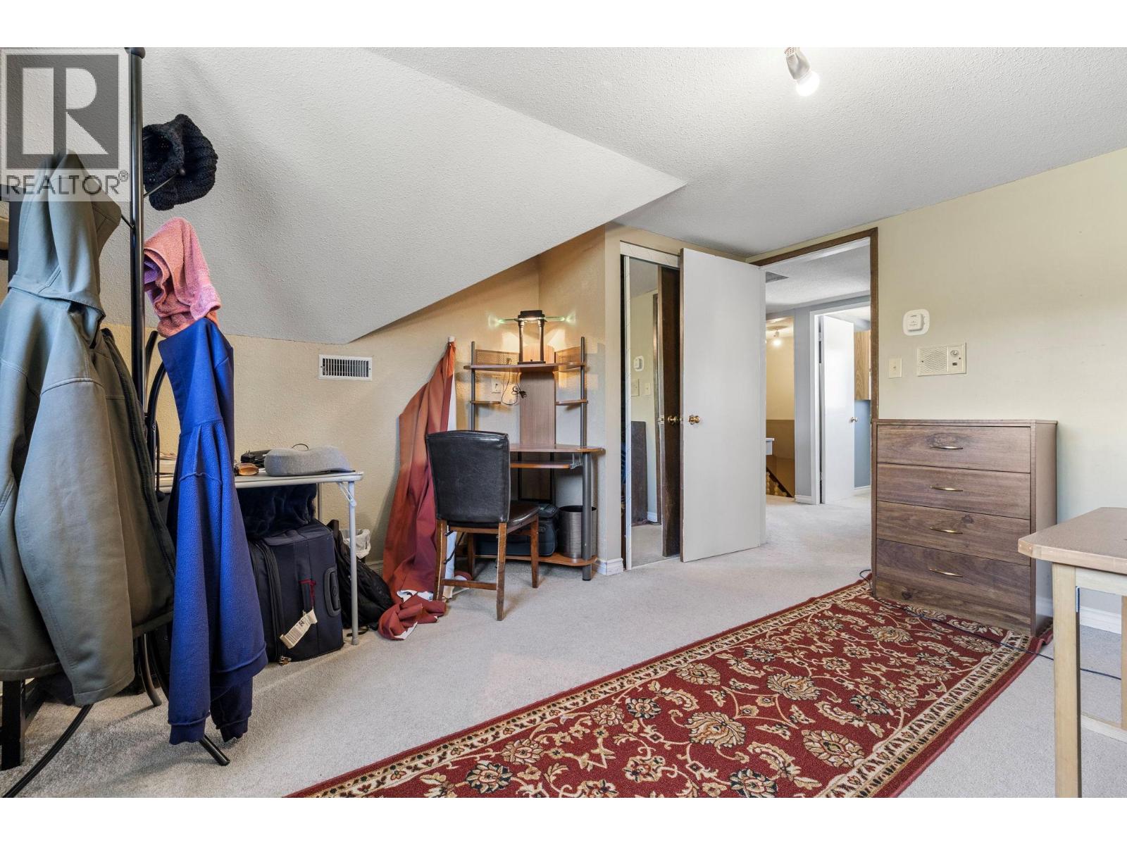 660 Sparrow Road - 37