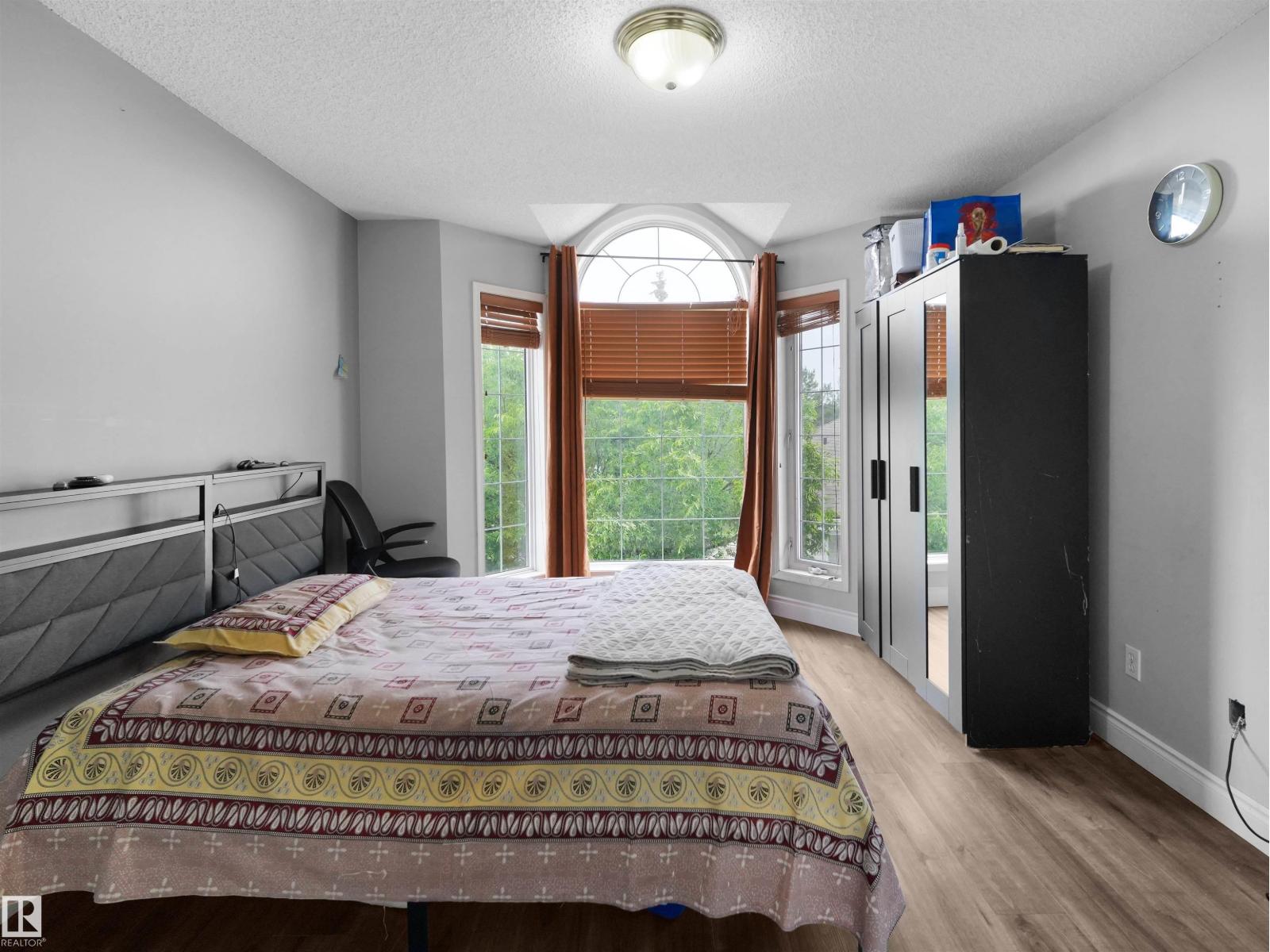 4267 29 AV NW NW - 25