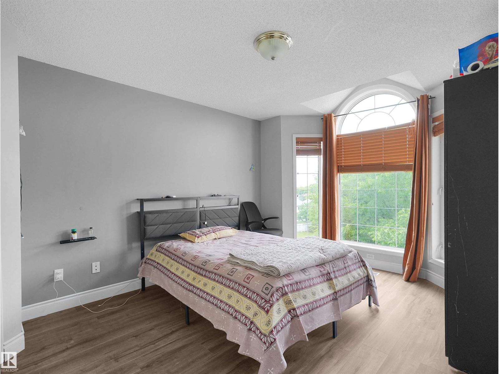 4267 29 AV NW NW - 23