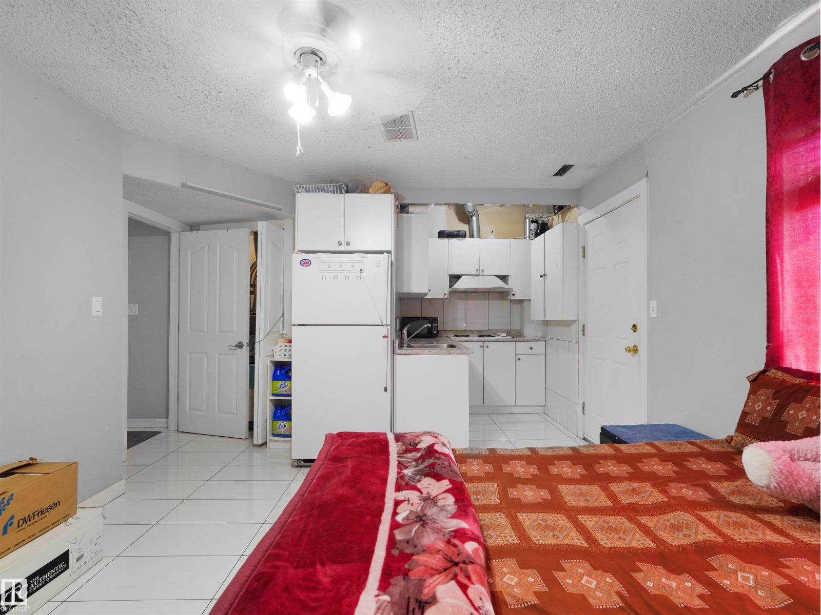 4267 29 AV NW NW - 8