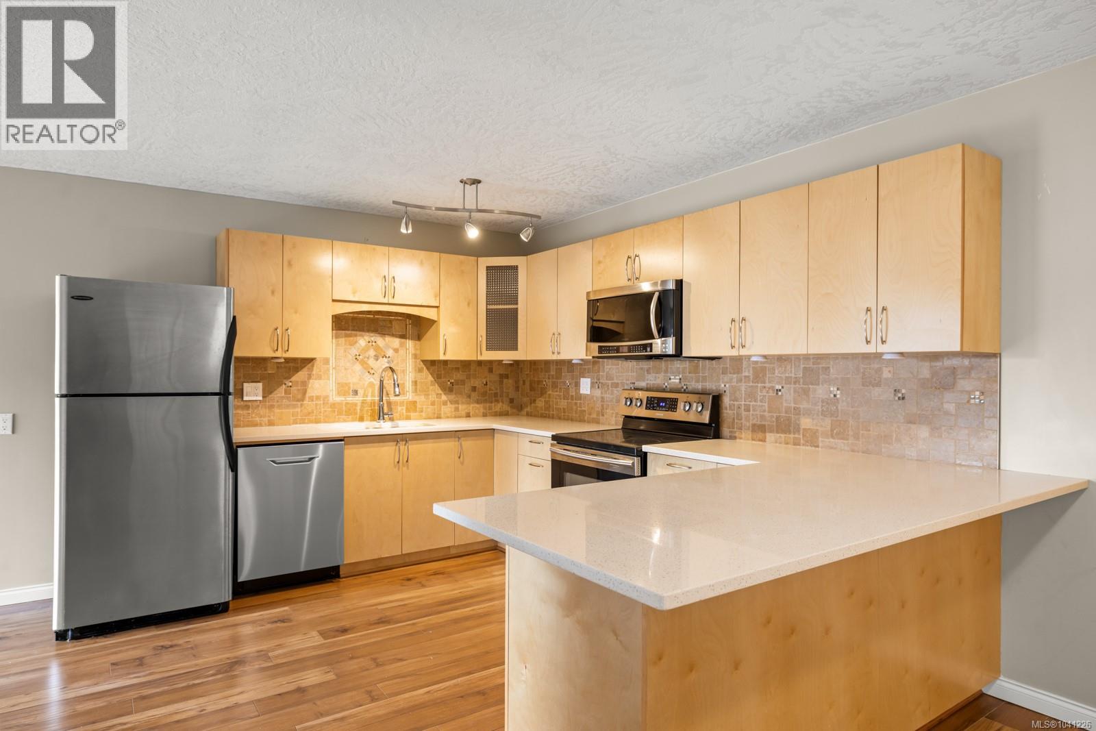 207 1525 Hillside Avenue, Victoria