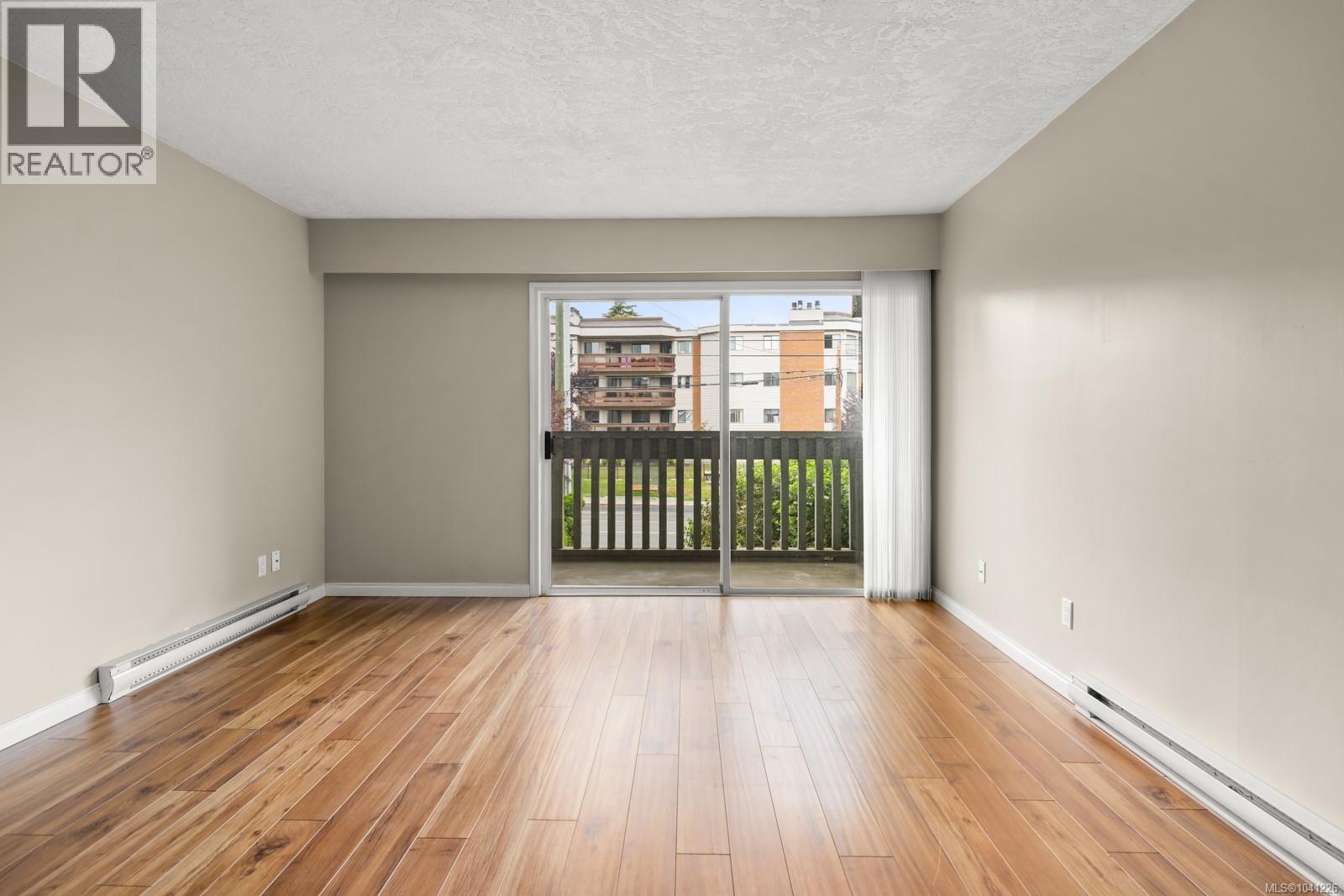 207 1525 Hillside Avenue, Victoria