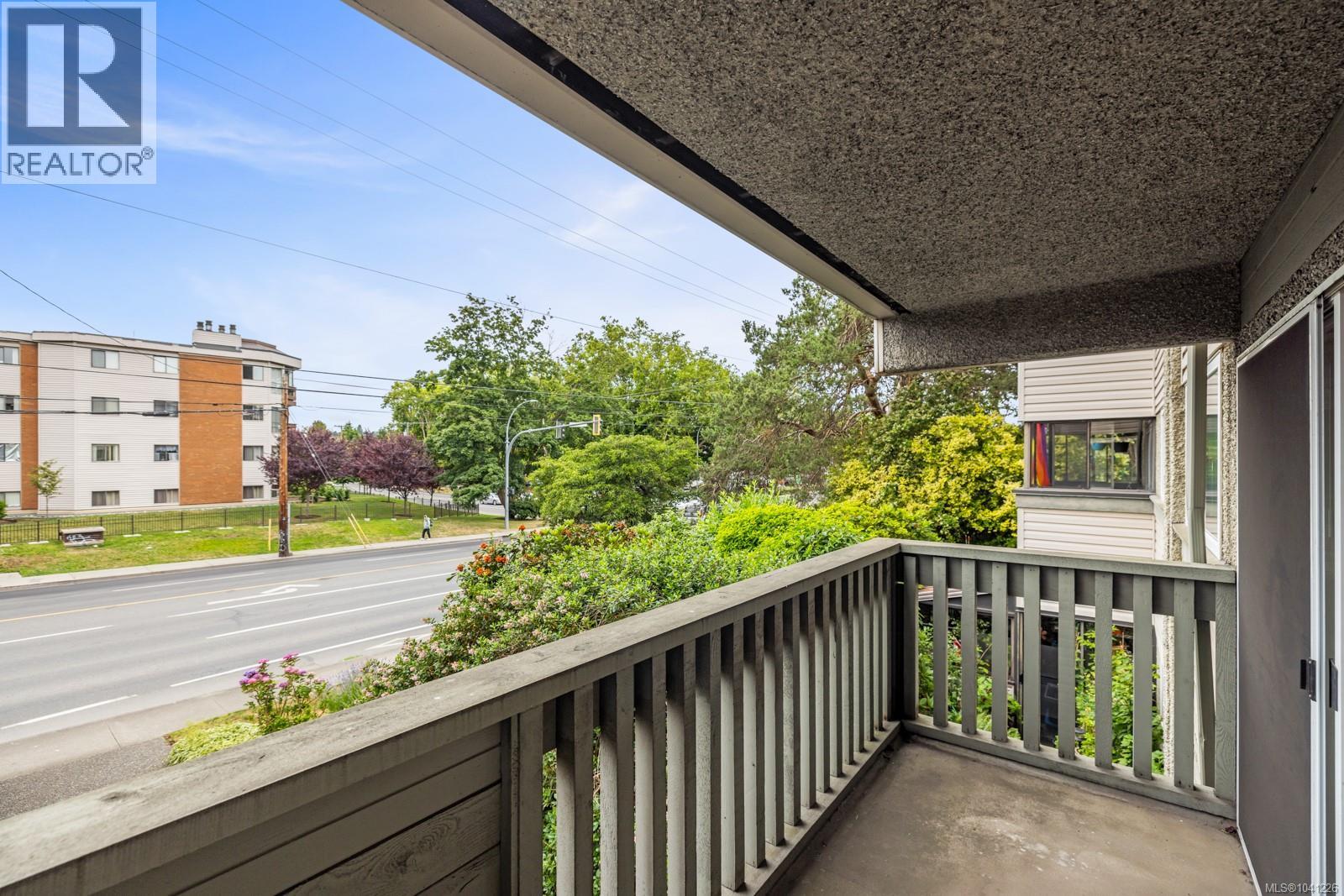 207 1525 Hillside Avenue, Victoria