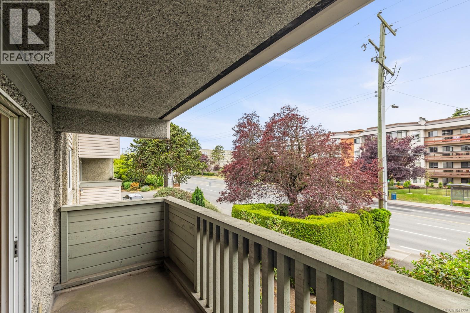 207 1525 Hillside Avenue, Victoria