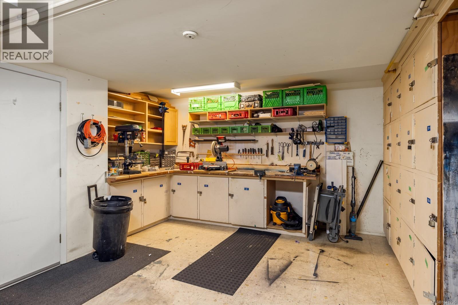 207 1525 Hillside Avenue, Victoria