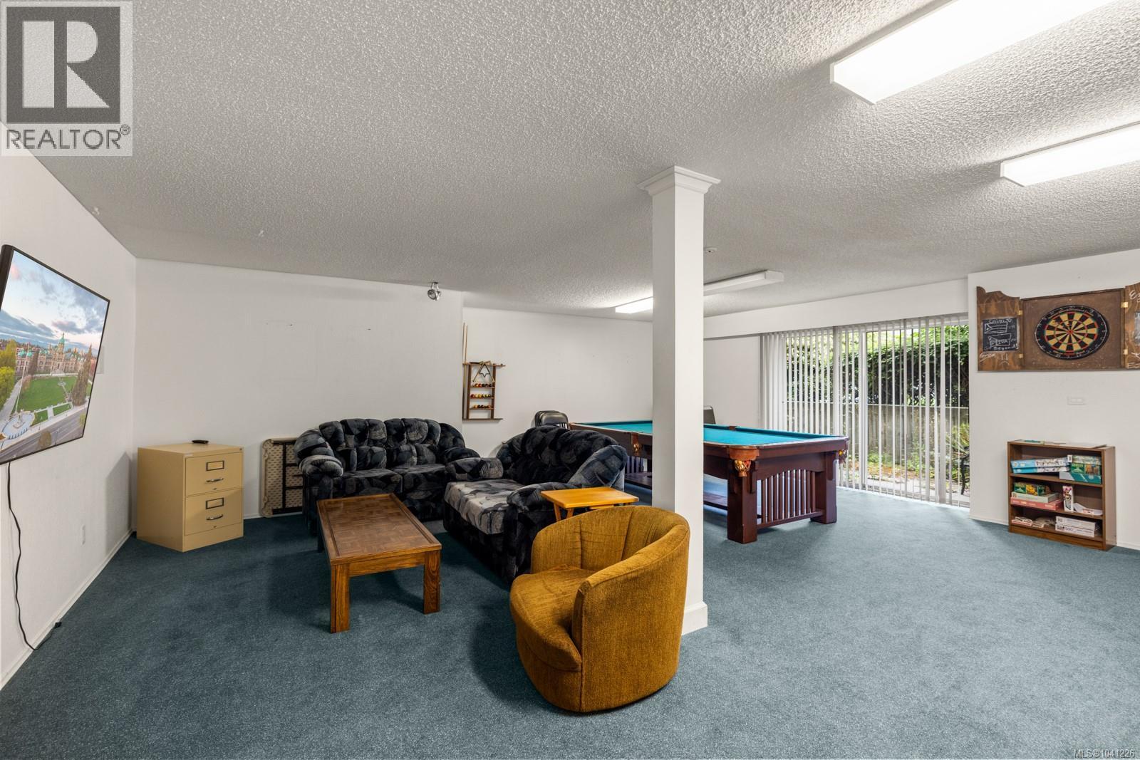 207 1525 Hillside Avenue, Victoria
