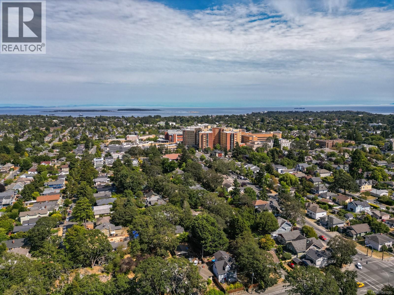 207 1525 Hillside Avenue, Victoria