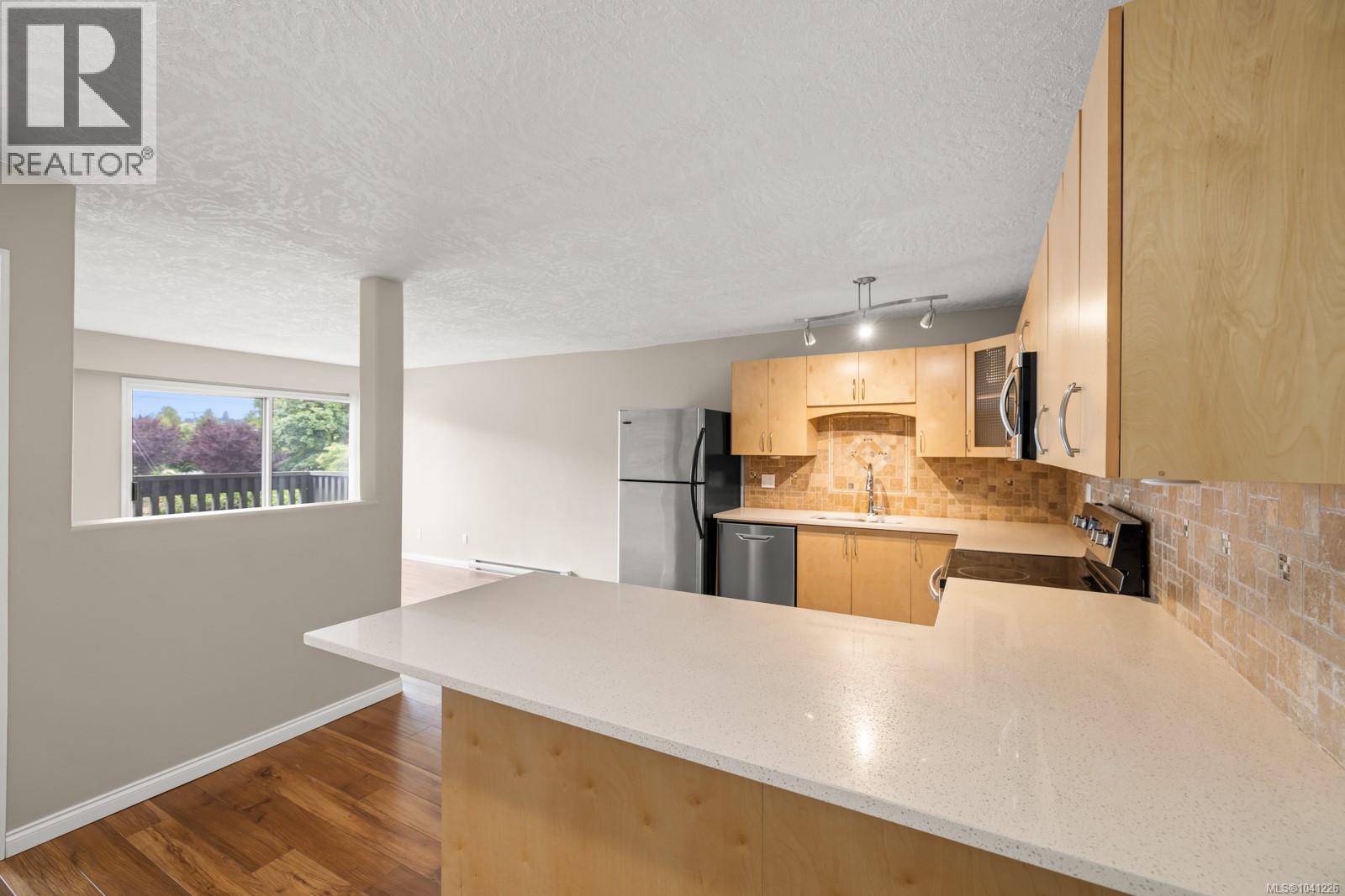 207 1525 Hillside Avenue, Victoria