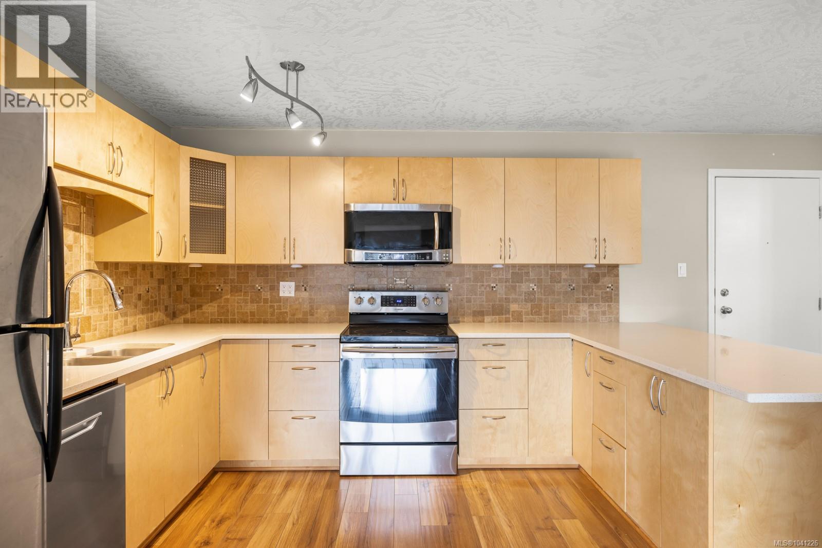 207 1525 Hillside Avenue, Victoria