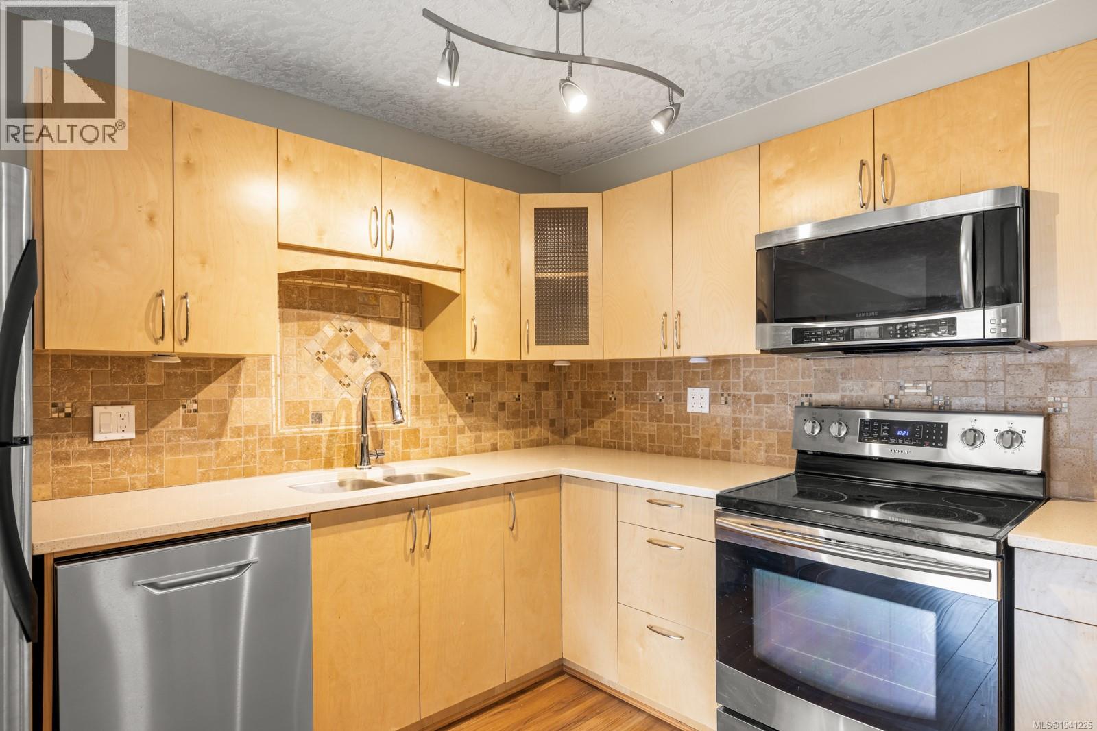 207 1525 Hillside Avenue, Victoria