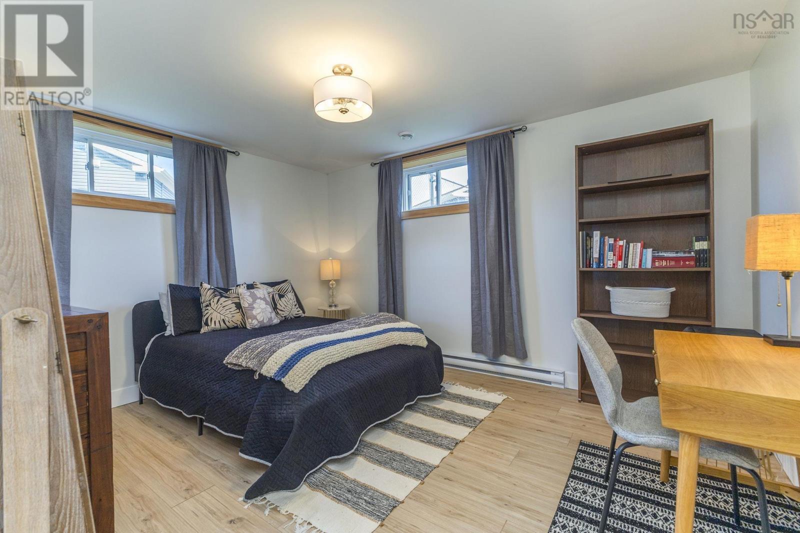 4 Holland Lane - 32