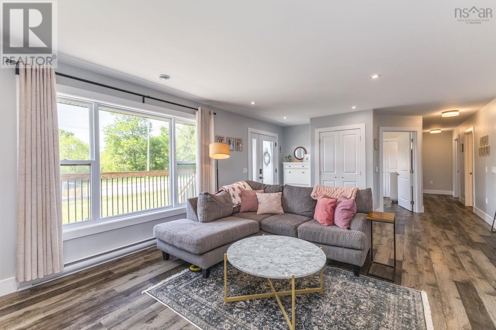 4 Holland Lane - 6