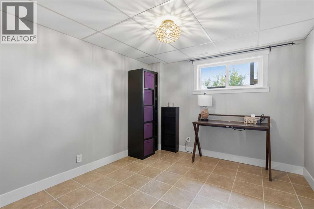 482103 160 Street E - 21