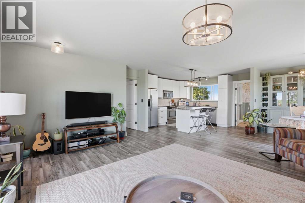 482103 160 Street E - 12