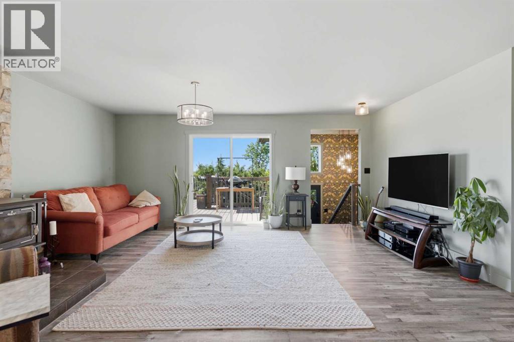 482103 160 Street E - 11