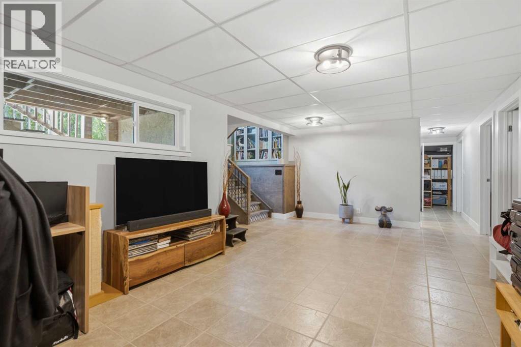 482103 160 Street E - 20